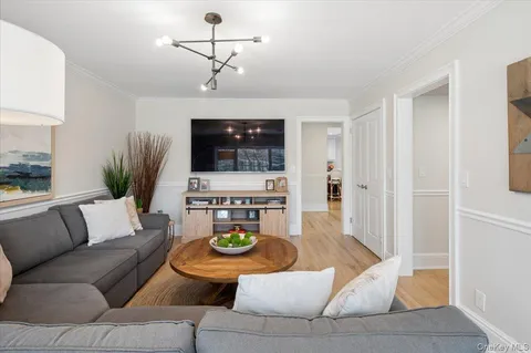 $2,475,000 | 31 Priory Lane, Pelham, NY 10803