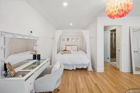 $2,475,000 | 31 Priory Lane, Pelham, NY 10803