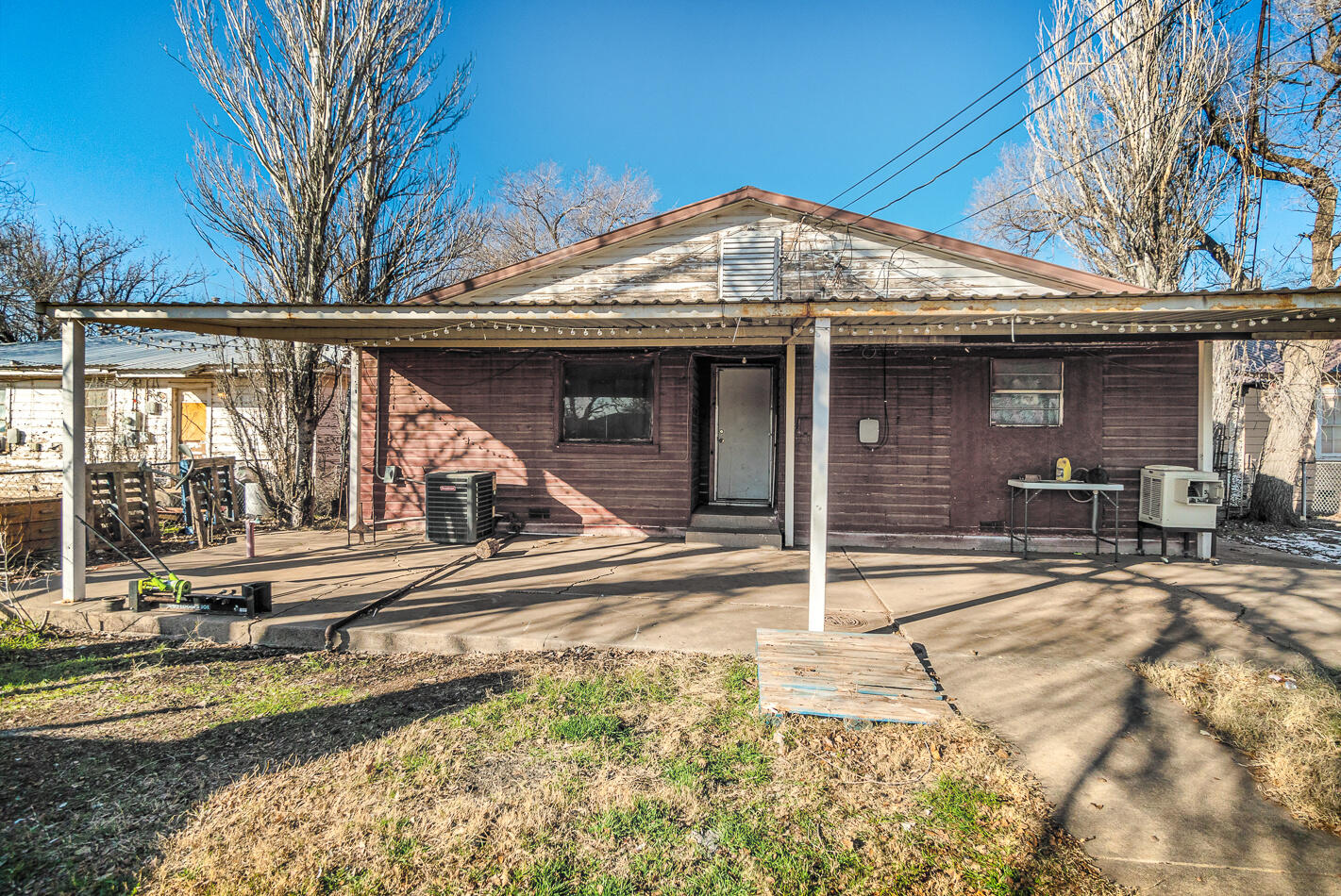 210 North Floyd Avenue Tulia, TX 79088 - Photo 20 of 35 a view of a house with large windows and a small yard