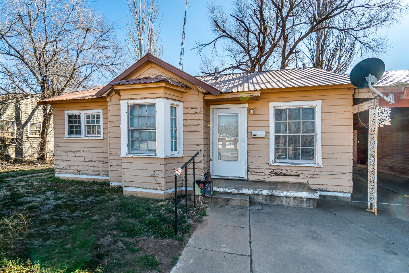 210 North Floyd Avenue Tulia, TX 79088 - Photo 22 of 35 a front view of a house with garden