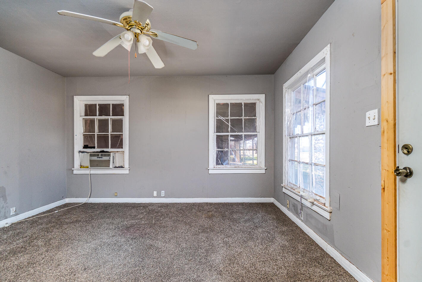 210 North Floyd Avenue Tulia, TX 79088 - Photo 24 of 35 a view of an empty room with a window