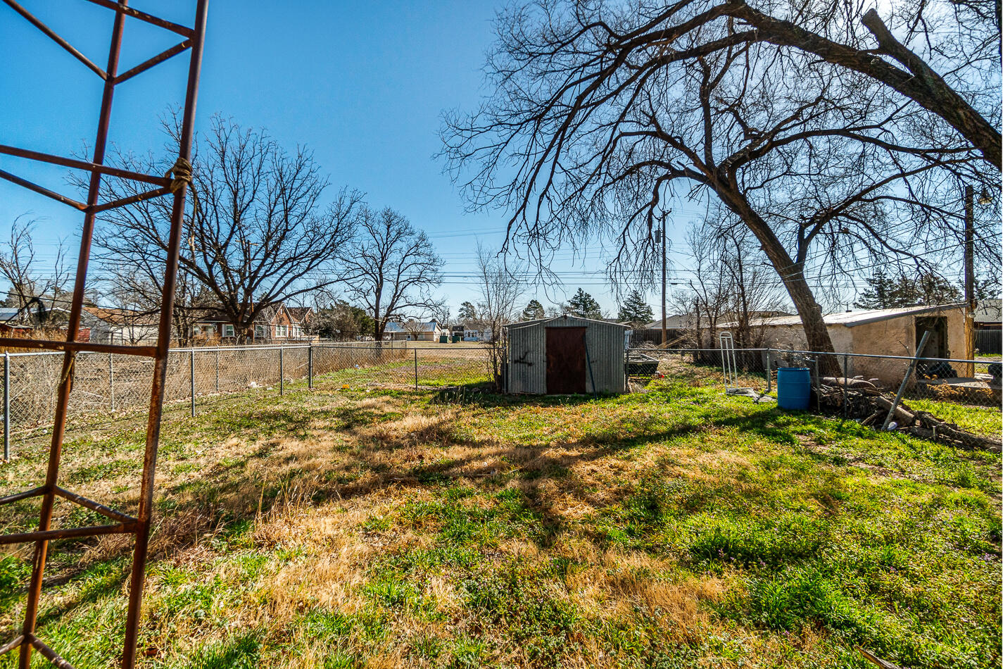 210 North Floyd Avenue Tulia, TX 79088 - Photo 35 of 35 a backyard of a house
