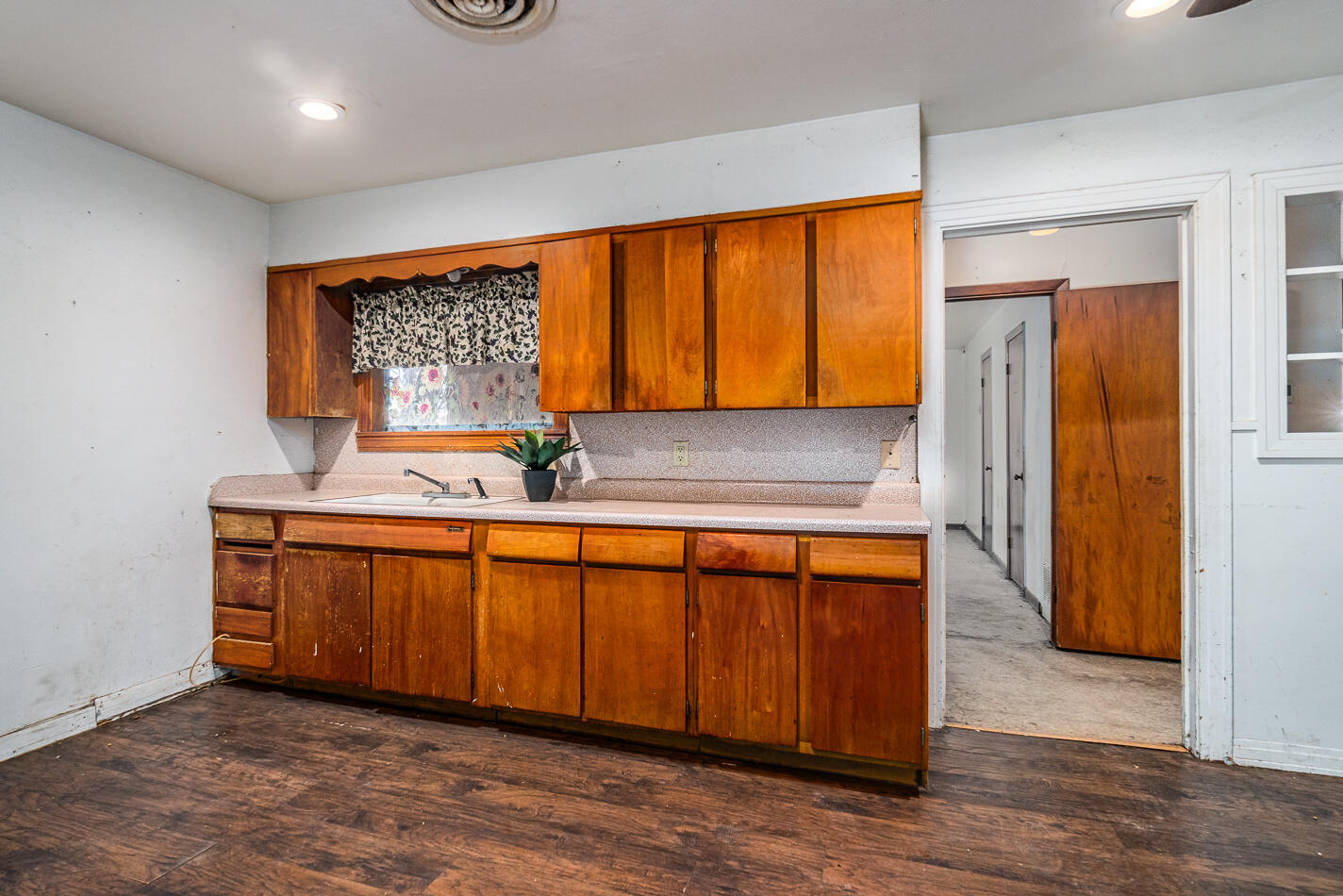 210 North Floyd Avenue Tulia, TX 79088 - Photo 9 of 35 a bathroom with a sink a mirror and a bathtub
