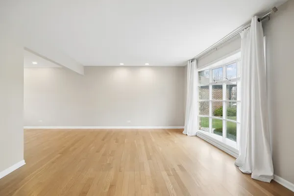 $5,200 | 10 Fairview Avenue, Deerfield, IL 60015