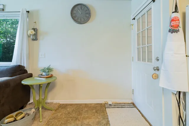 a view of livingroom with furniture