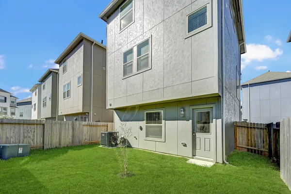 a view of a house with backyard