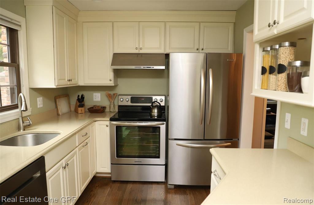 1864 Hawthorne Road Grosse Pointe Woods, MI 48236 - Photo 12 of 30