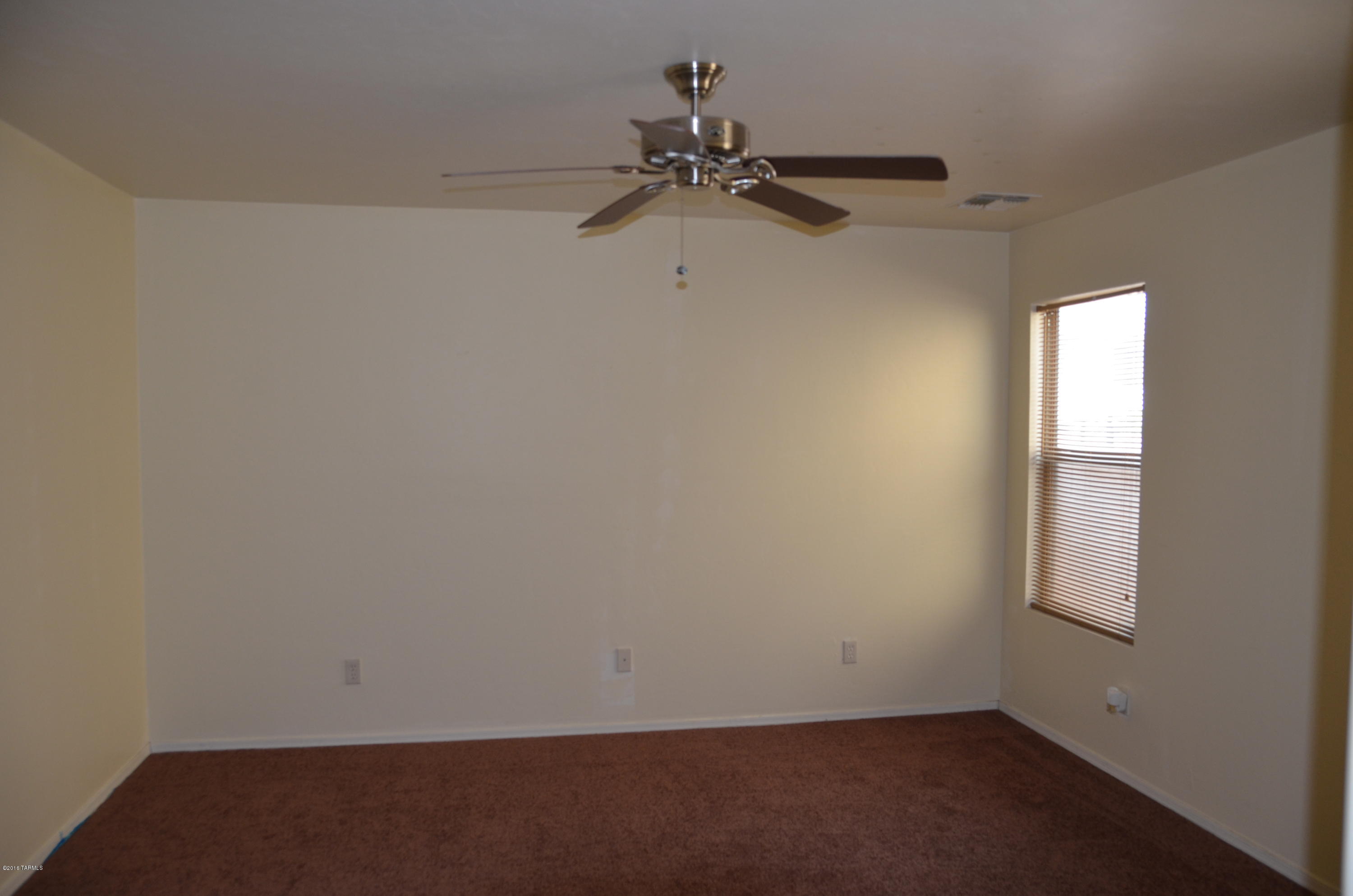 698 West Ash Ridge Drive Green Valley, AZ 85614 - Photo 14 of 19 an empty room with a window