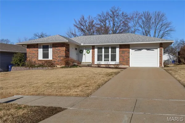 $370,000 | 325 Bellezza Drive, Ballwin, MO 63021