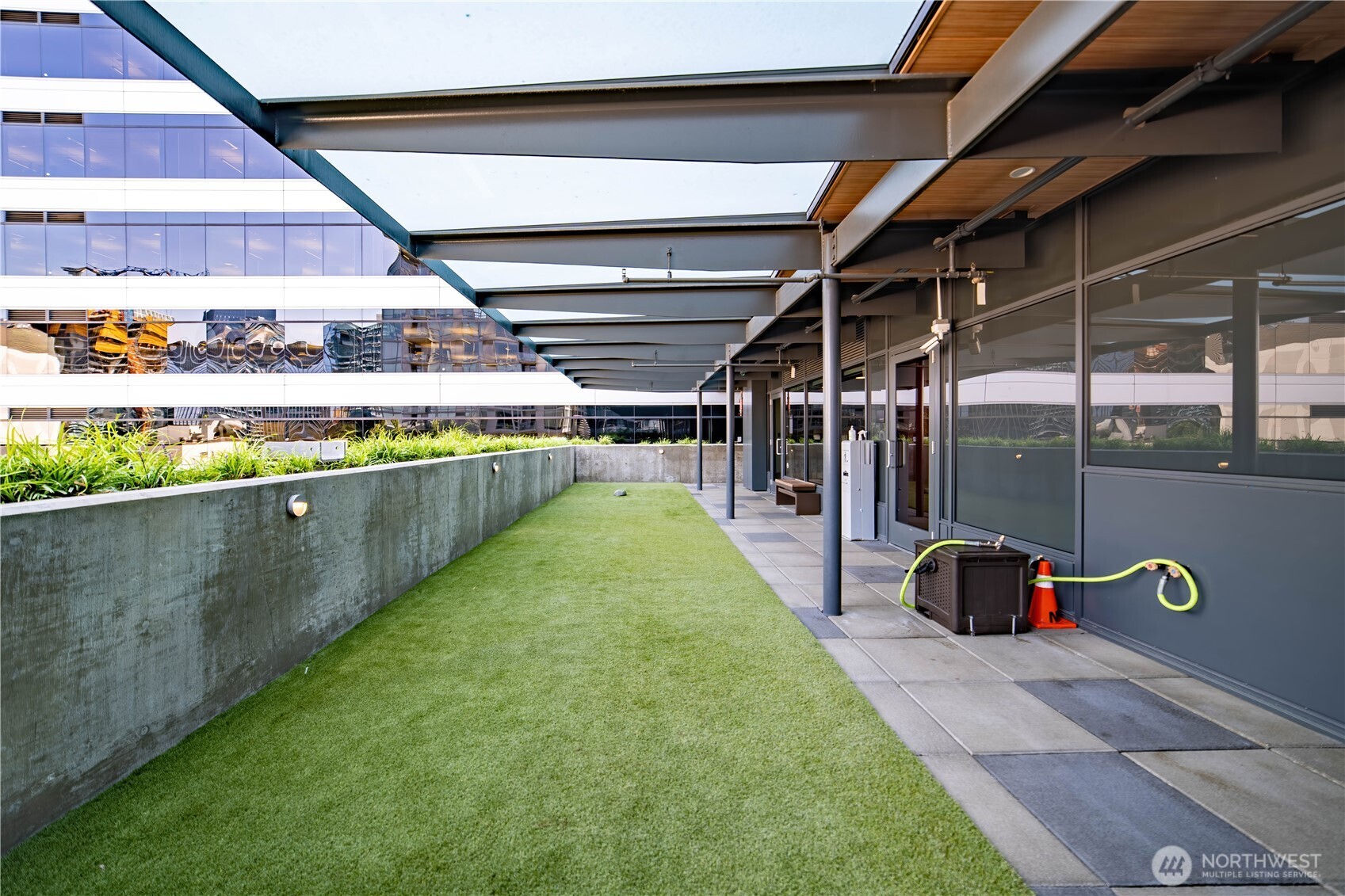1808 Minor Avenue, Unit 912 Seattle, WA 98101 - Photo 28 of 39 a view of a backyard of a house