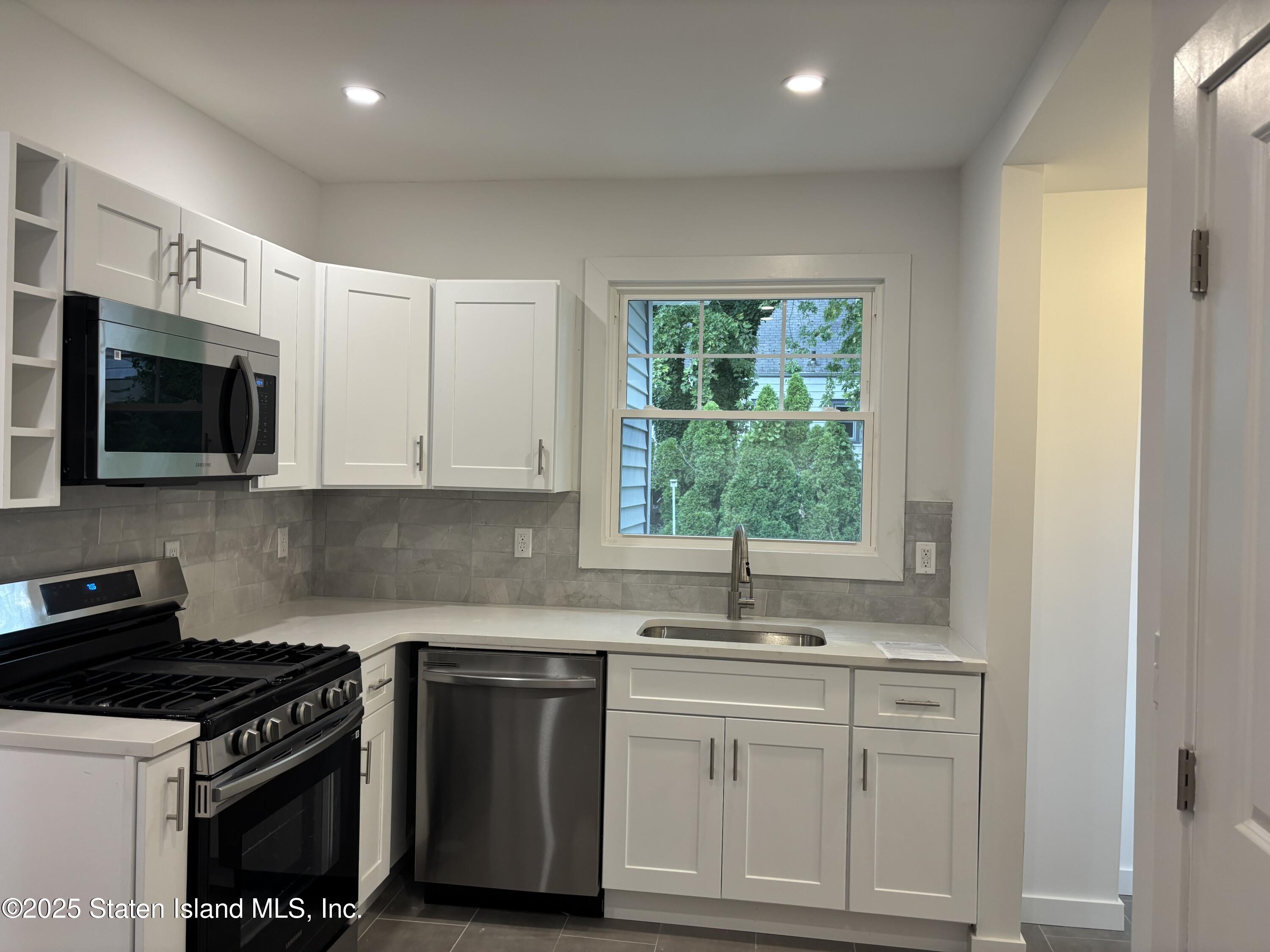 677 Bement Avenue Staten Island, NY 10310 - Photo 10 of 37 IMG_7127