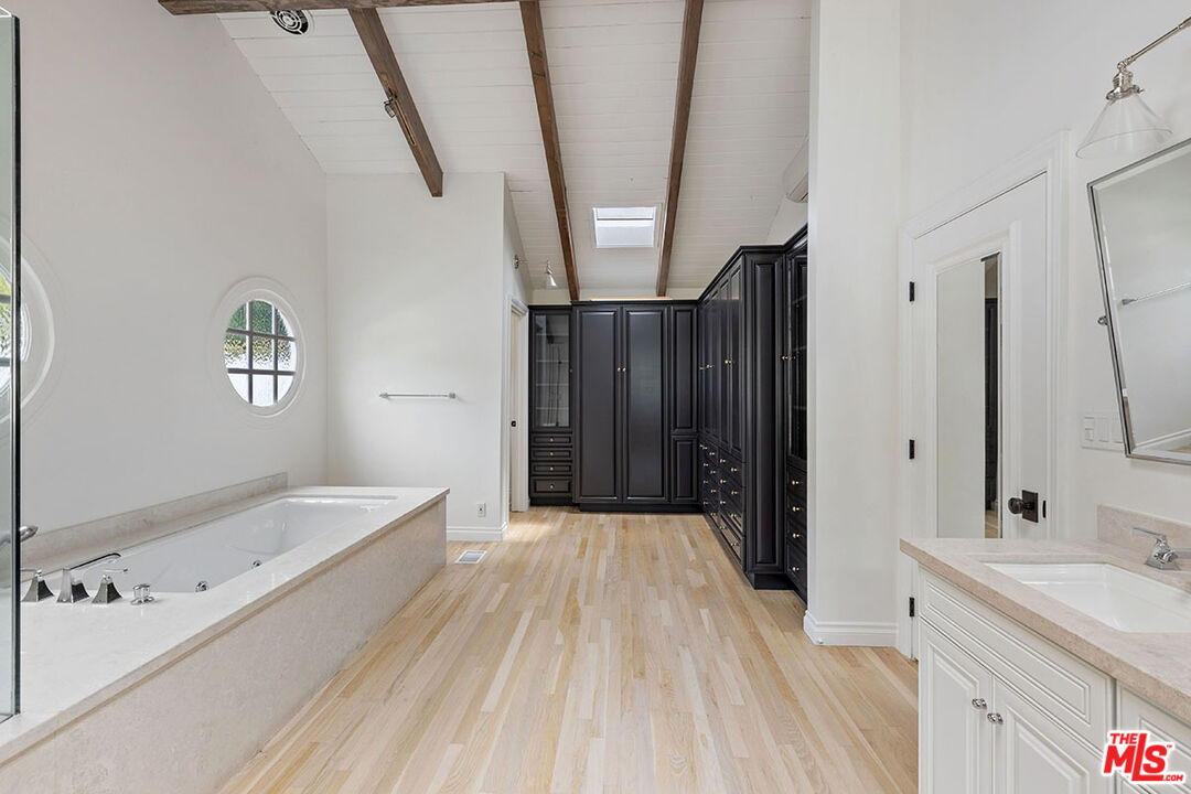 1462 Rising Glen Road Los Angeles, CA 90069 - Photo 29 of 40 a spacious bathroom with a tub sink and mirror