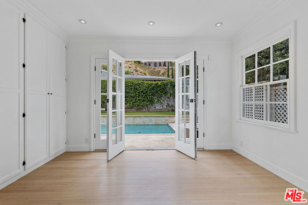 1462 Rising Glen Road Los Angeles, CA 90069 - Photo 36 of 40 en empty room with window