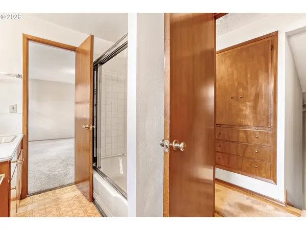 $399,900 | 16659 Southeast Powell Boulevard, Portland, OR 97236