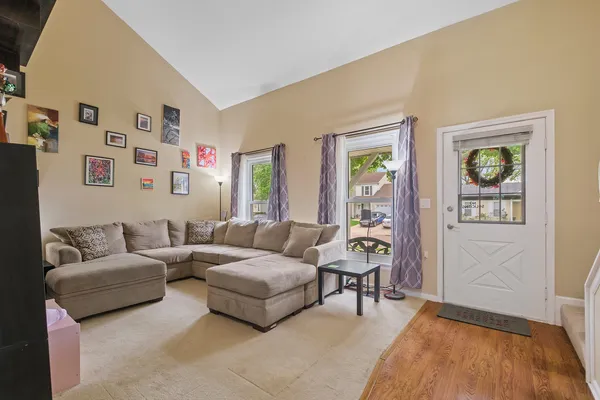 $385,000 | 2250 Bannister Lane, Aurora, IL 60504