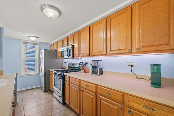 $385,000 | 2250 Bannister Lane, Aurora, IL 60504