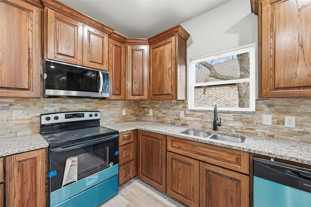 308 Lewis Street Cleburne, TX 76031 - Photo 7 of 24