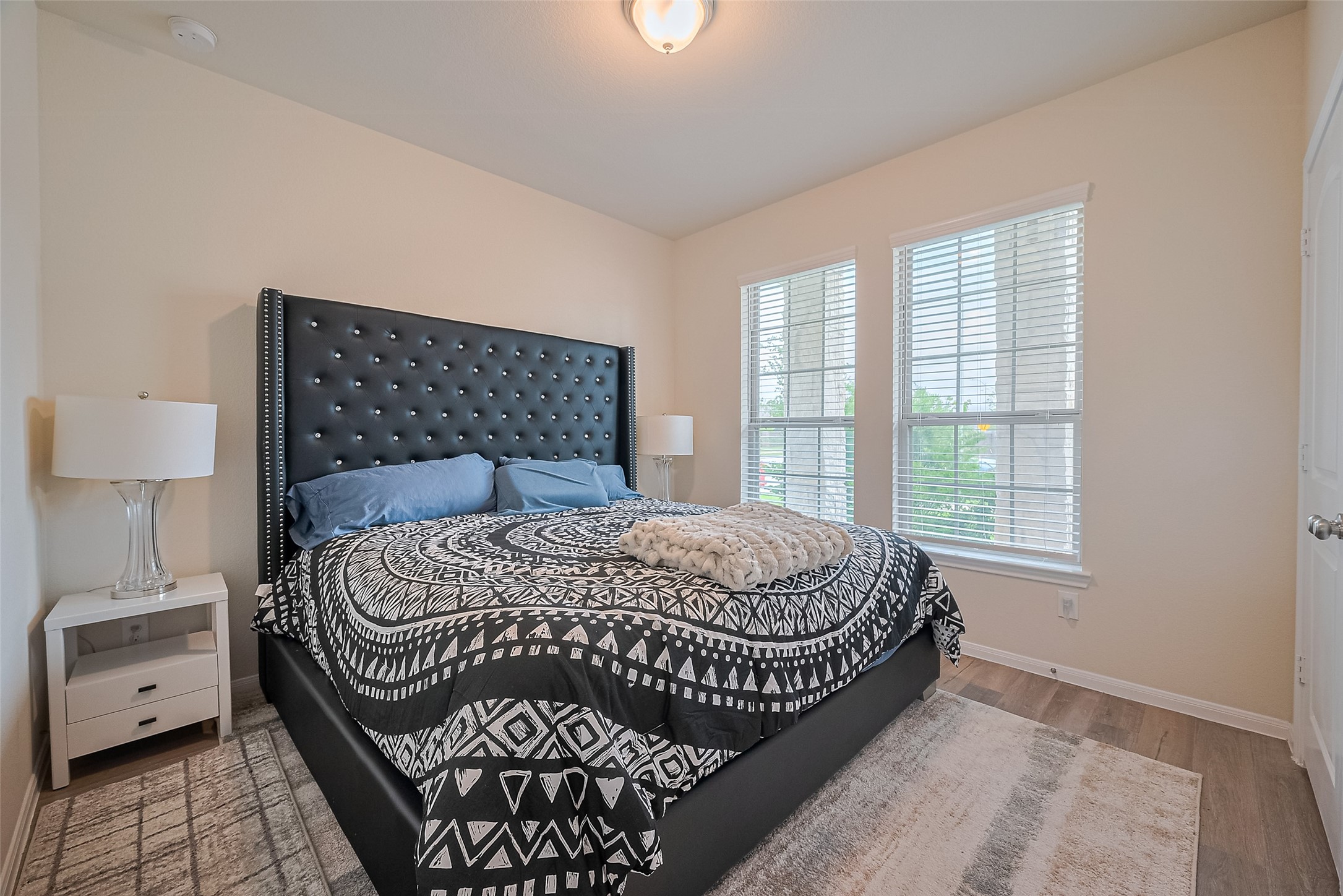 5802 Ashland Lane Pasadena, TX 77505 - Photo 33 of 50 a bedroom with a bed and a window