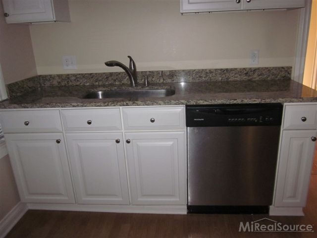 906 Nottingham Road Grosse Pointe, MI 48230 - Photo 7 of 13 31177342-6.JPG