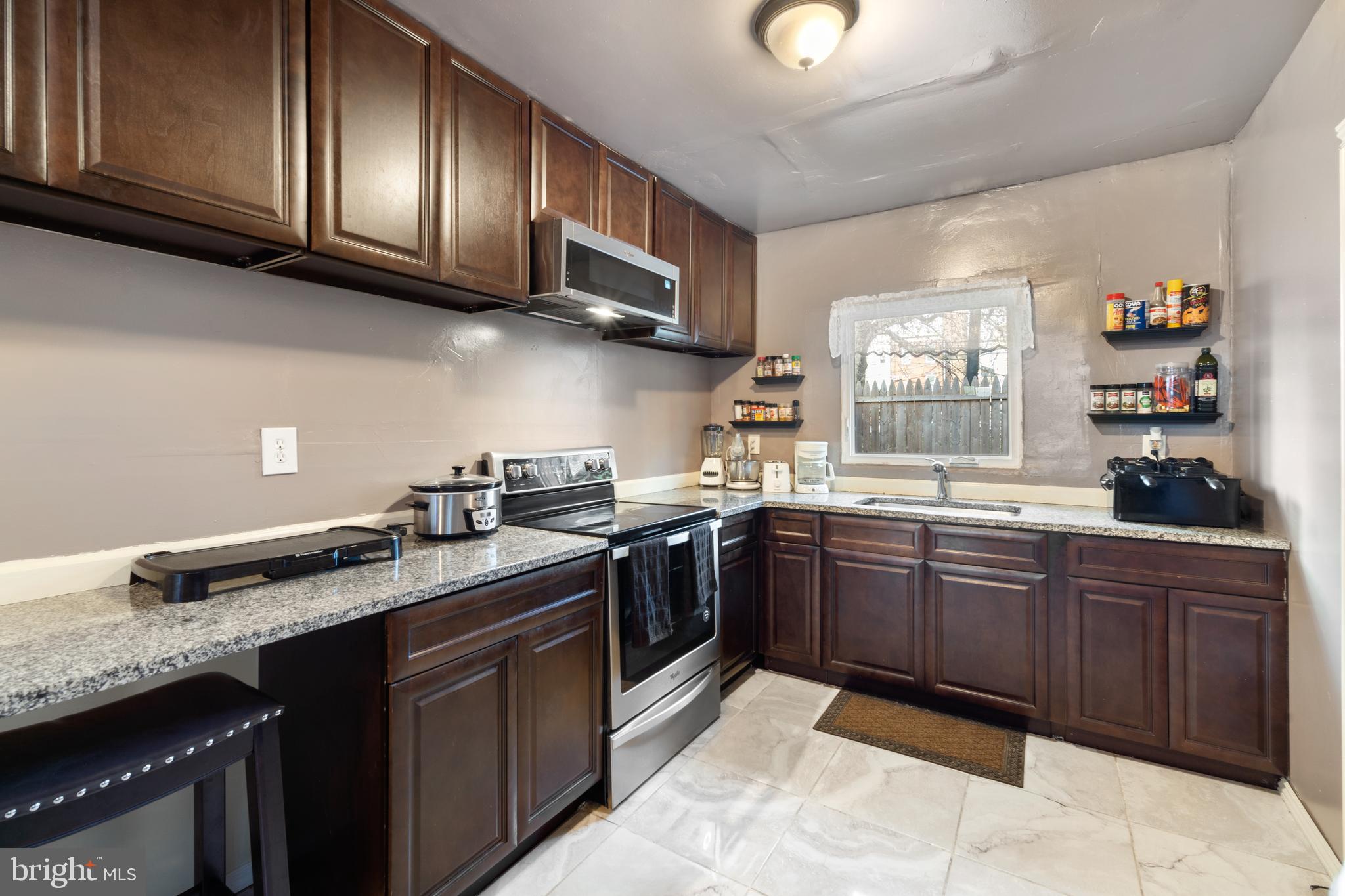 1609 Fillmore Street Philadelphia, PA 19124 - Photo 2 of 18 Granite and Stainless Steel Appliances