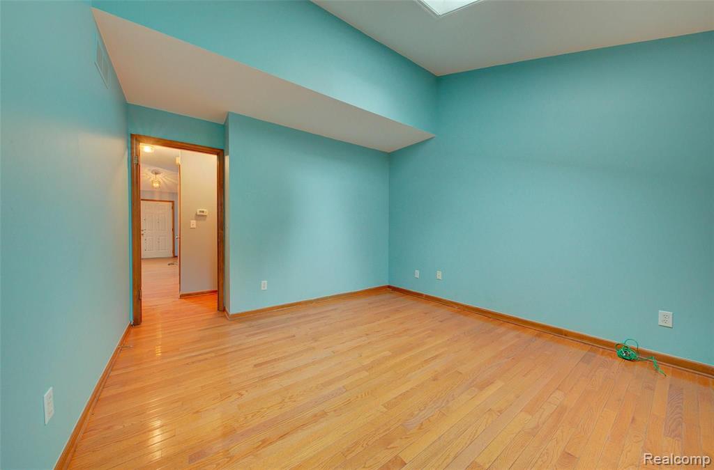2557 South Commerce Road Wolverine Lake, MI 48390 - Photo 17 of 22