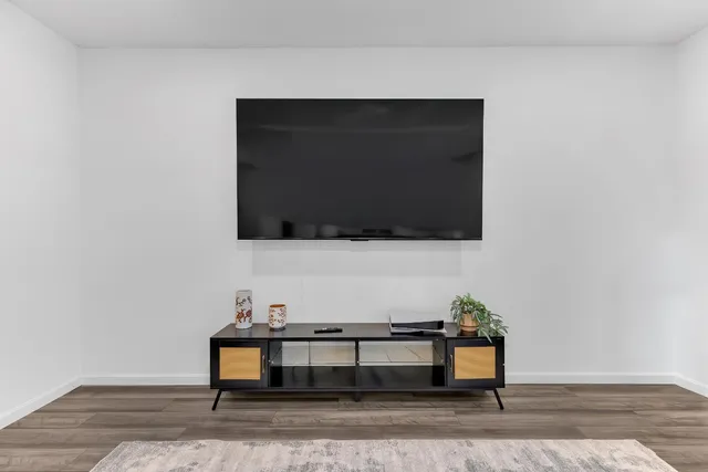 a view of a livingroom with furniture