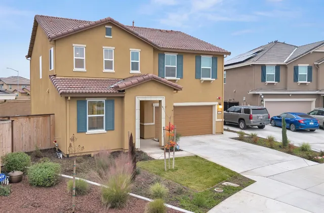 a view of a yard in front of house