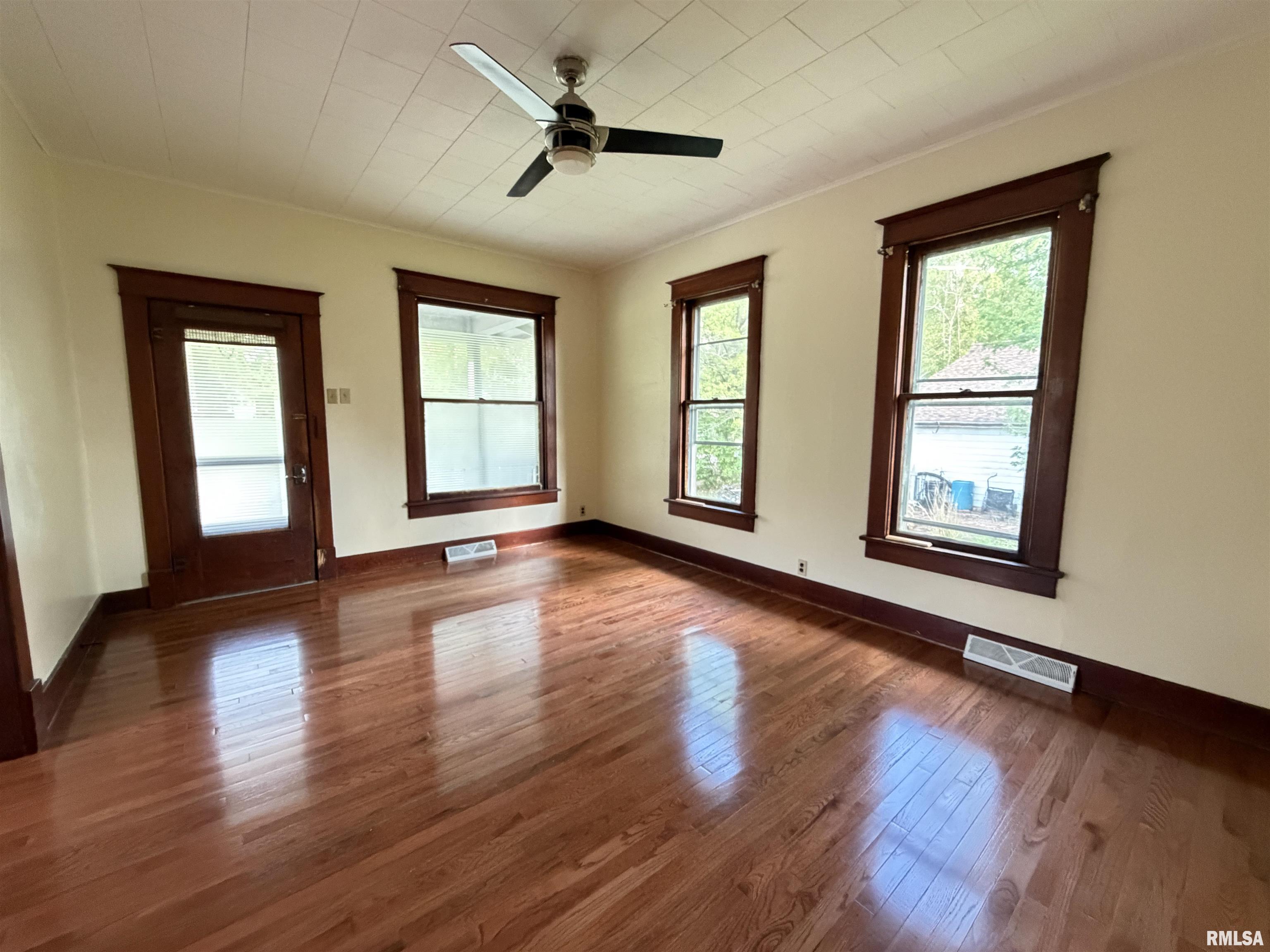 215 South Fulton Street Avon, IL 61415 - Photo 11 of 25