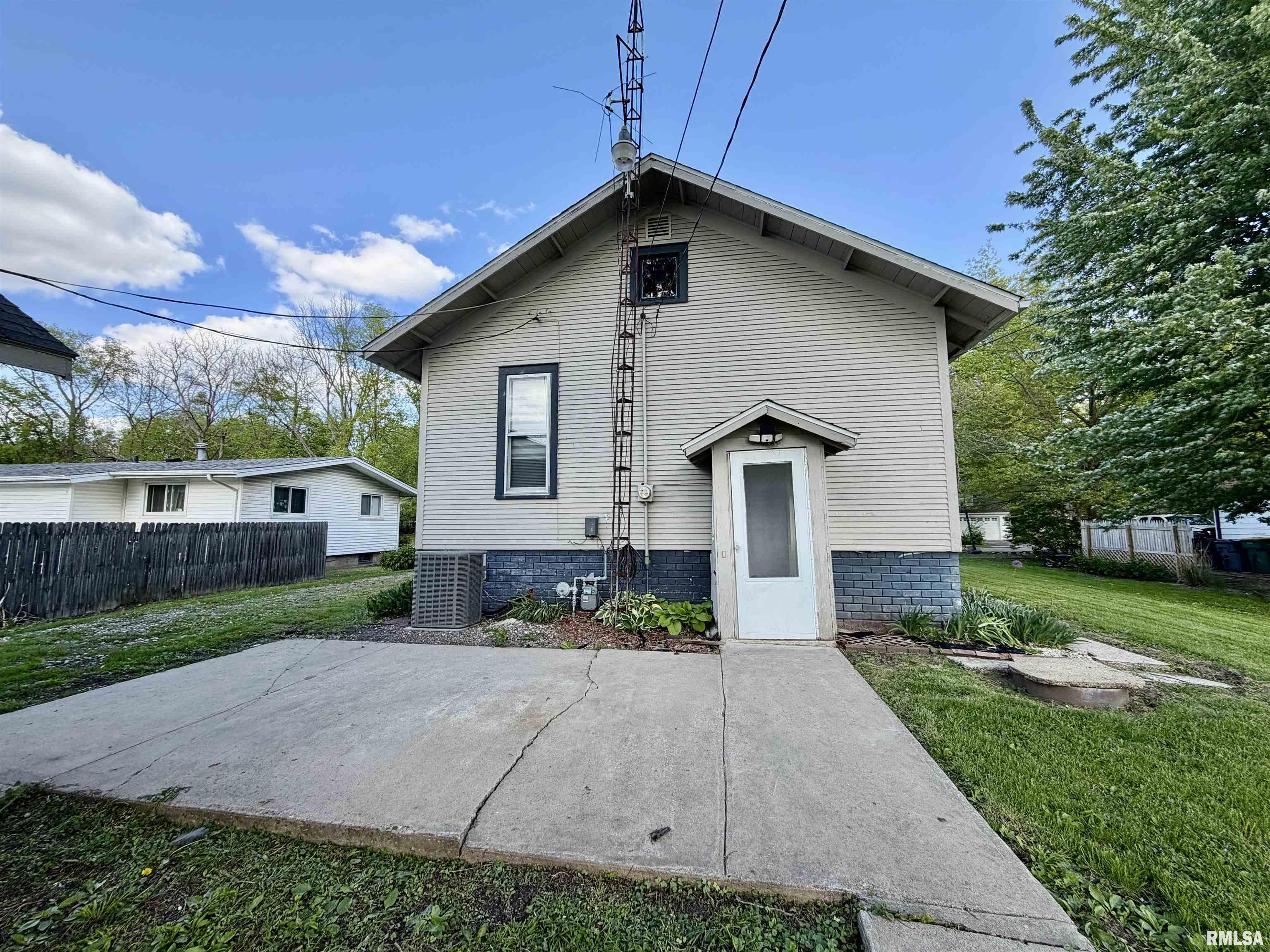 215 South Fulton Street Avon, IL 61415 - Photo 4 of 25