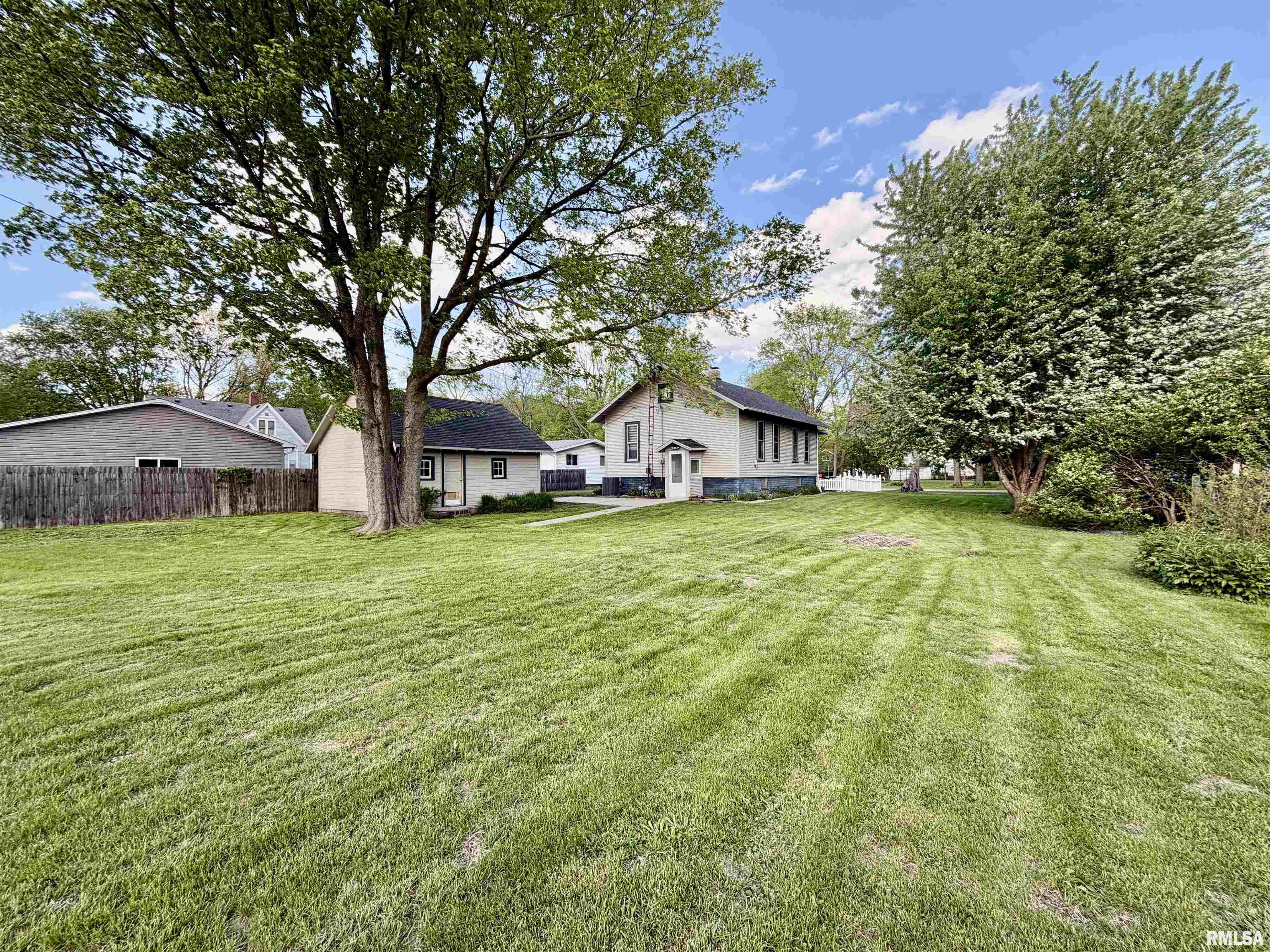 215 South Fulton Street Avon, IL 61415 - Photo 5 of 25