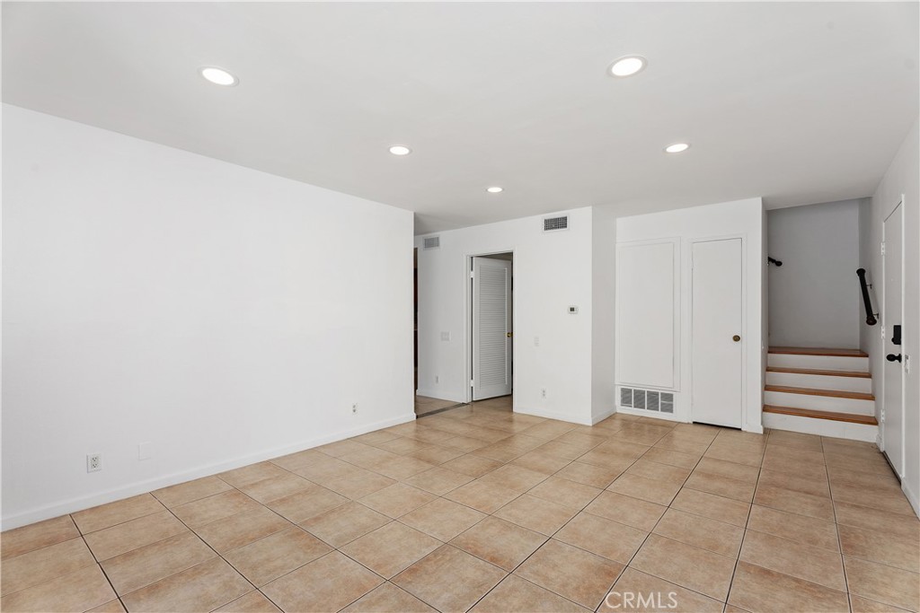 1381 South Walnut Street, Unit 2101 Anaheim, CA 92802 - Photo 5 of 29 Living room