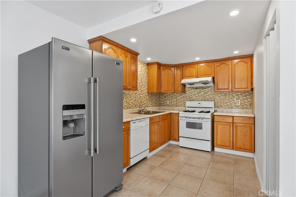 1381 South Walnut Street, Unit 2101 Anaheim, CA 92802 - Photo 7 of 29 Kitchen with new refrigerator