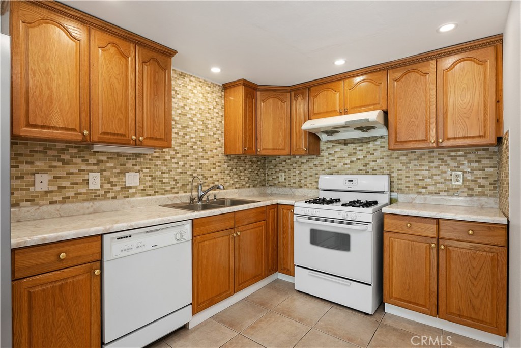 1381 South Walnut Street, Unit 2101 Anaheim, CA 92802 - Photo 8 of 29 Kitchen with gas stove and dishwasher