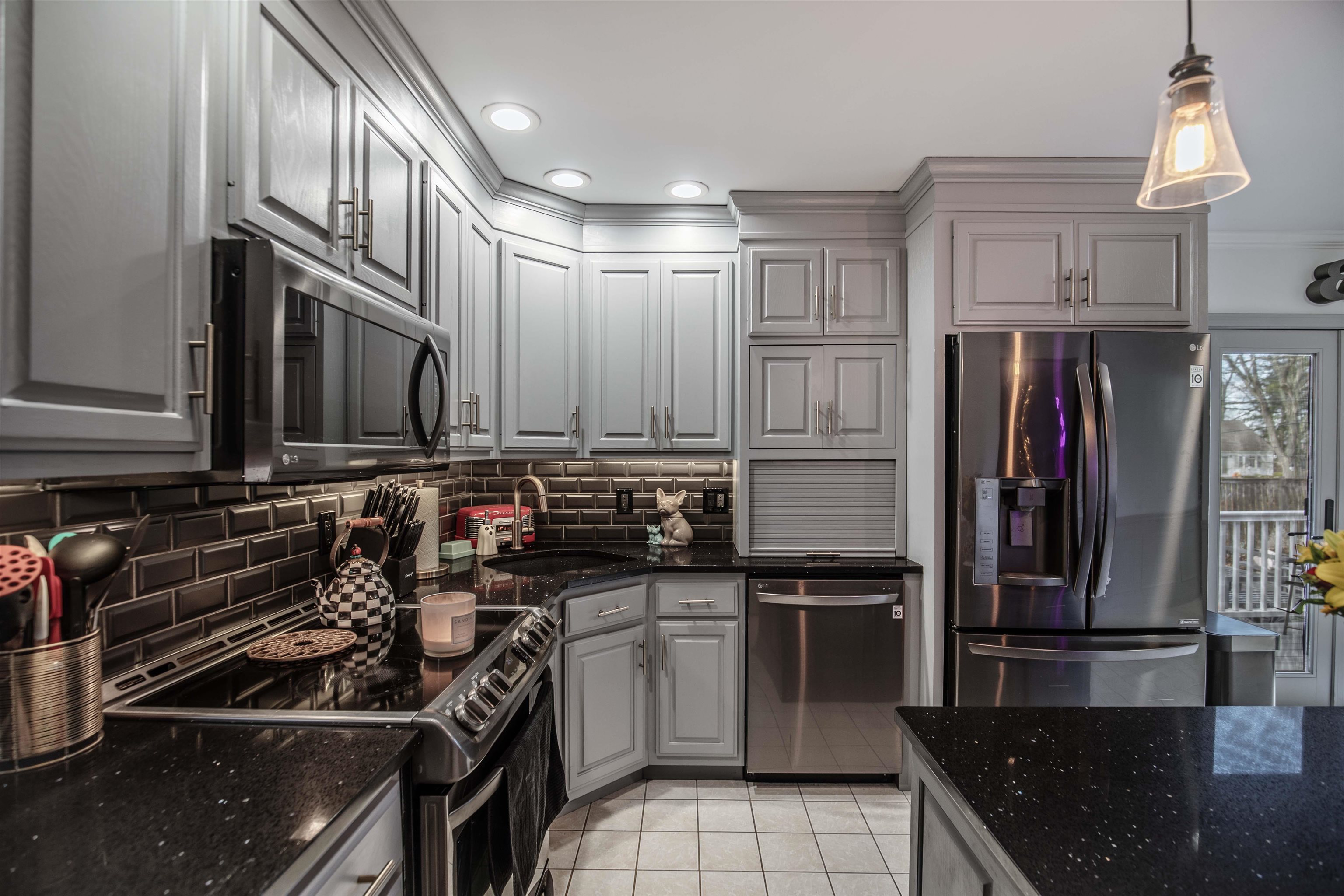 94 Hillhaven Road Manchester, NH 03104 - Photo 12 of 58