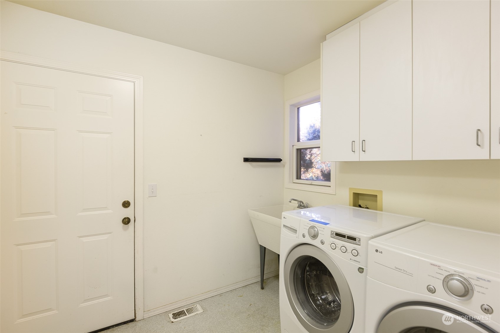 193 Mariners Point Road Sequim, WA 98382 - Photo 21 of 36 a utility room with dryer and washer