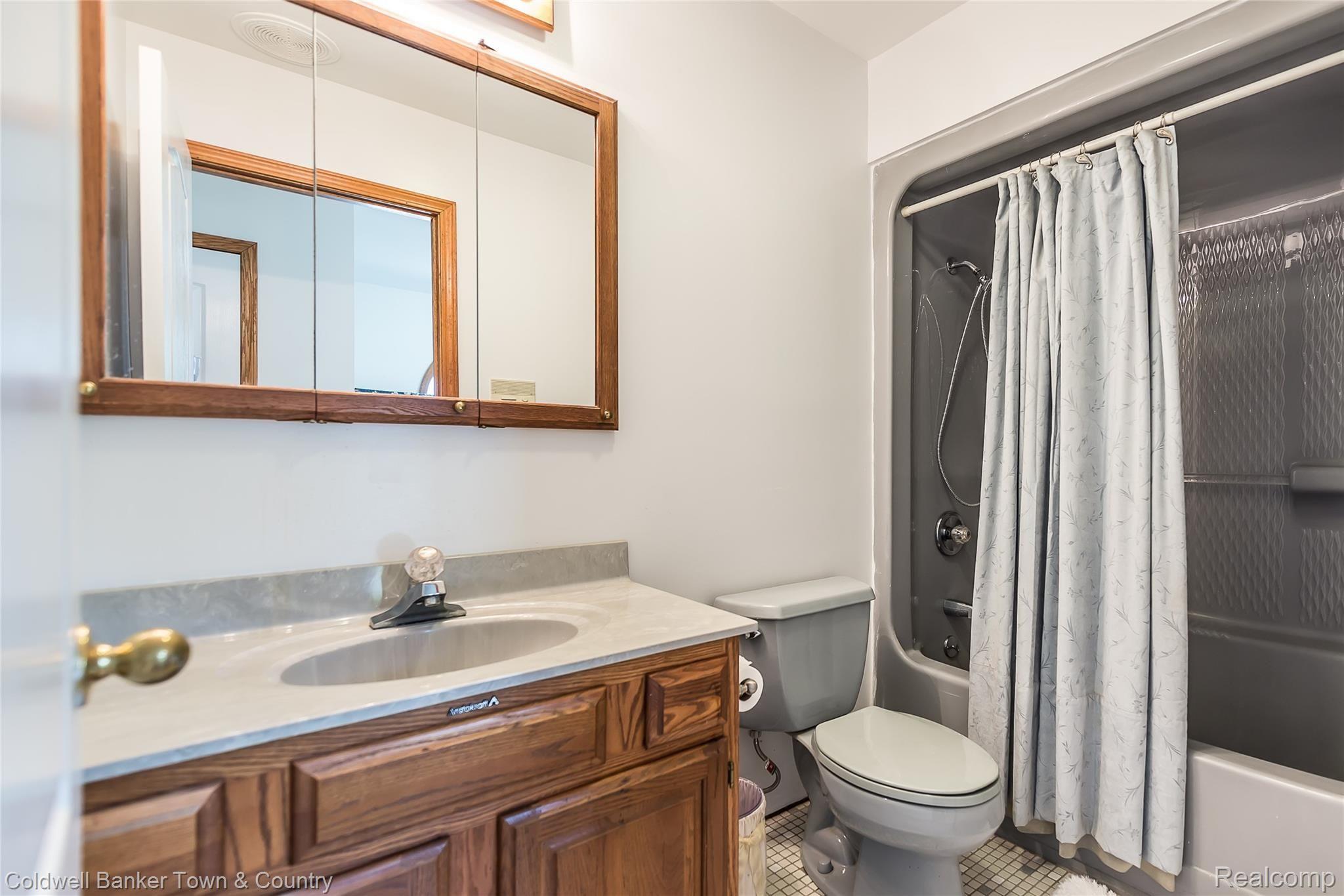 1810 North Hughes Road Howell, MI 48843 - Photo 49 of 55 DSC_26023.jpg