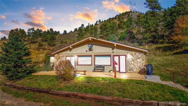 a view of a house with backyard and porch