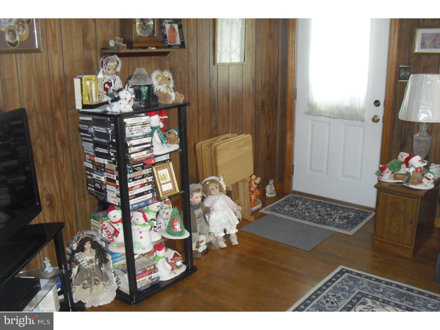69 Harvard Road Pennsville, NJ 08070 - Photo 8 of 23 Living Room