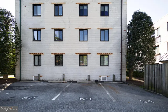 a view of a house with backyard and trees