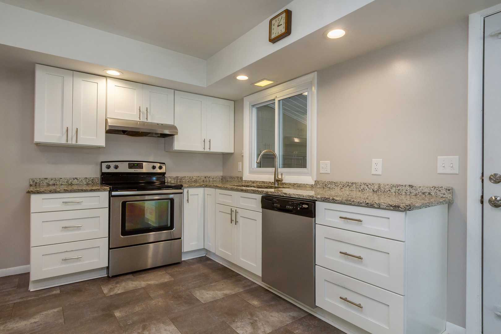 511 Lisa Road West Dundee, IL 60118 - Photo 9 of 25