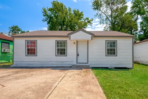 a view of house with yard