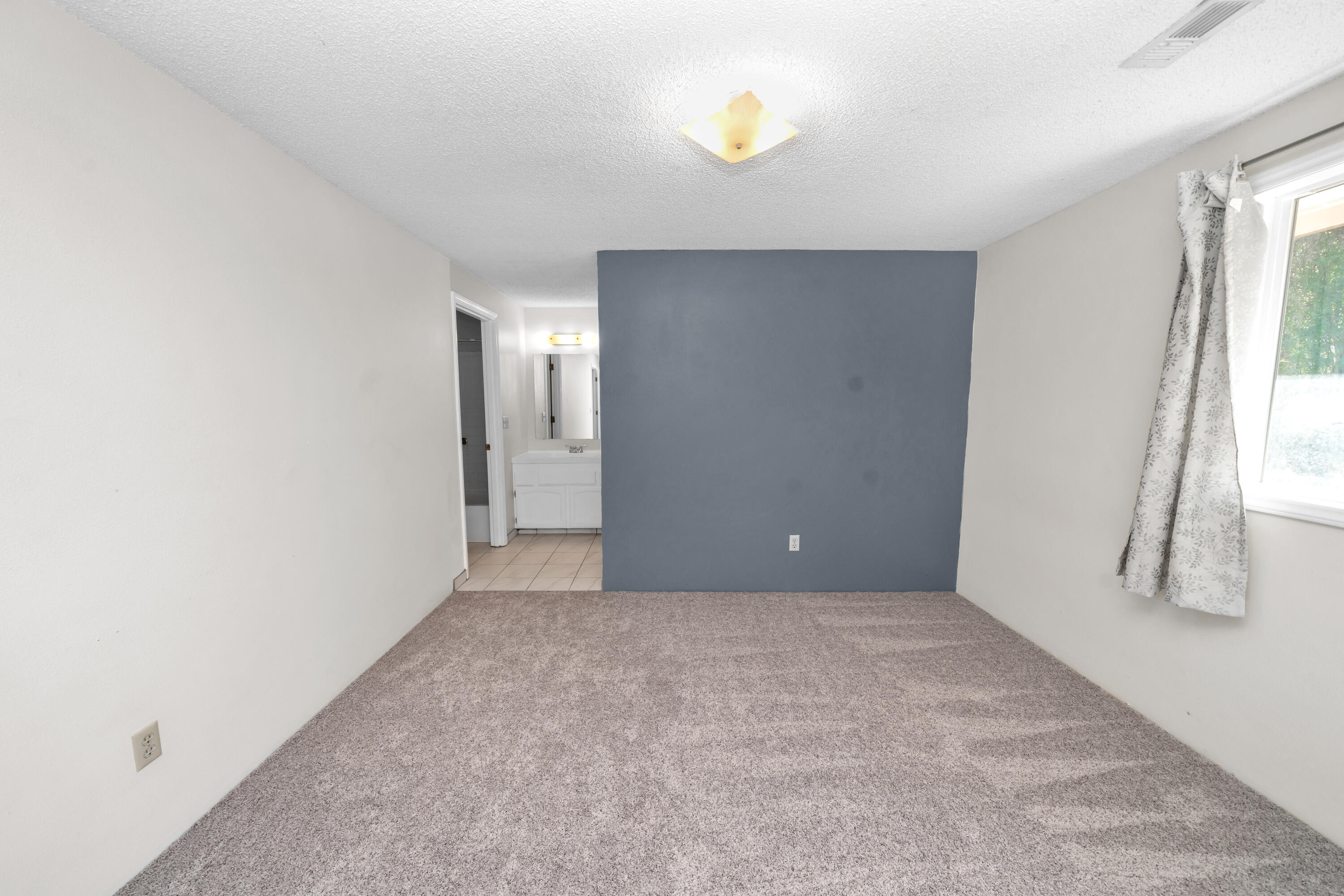 2606 Delta Waters Road Medford, OR 97504 - Photo 19 of 33 Primary Bedroom