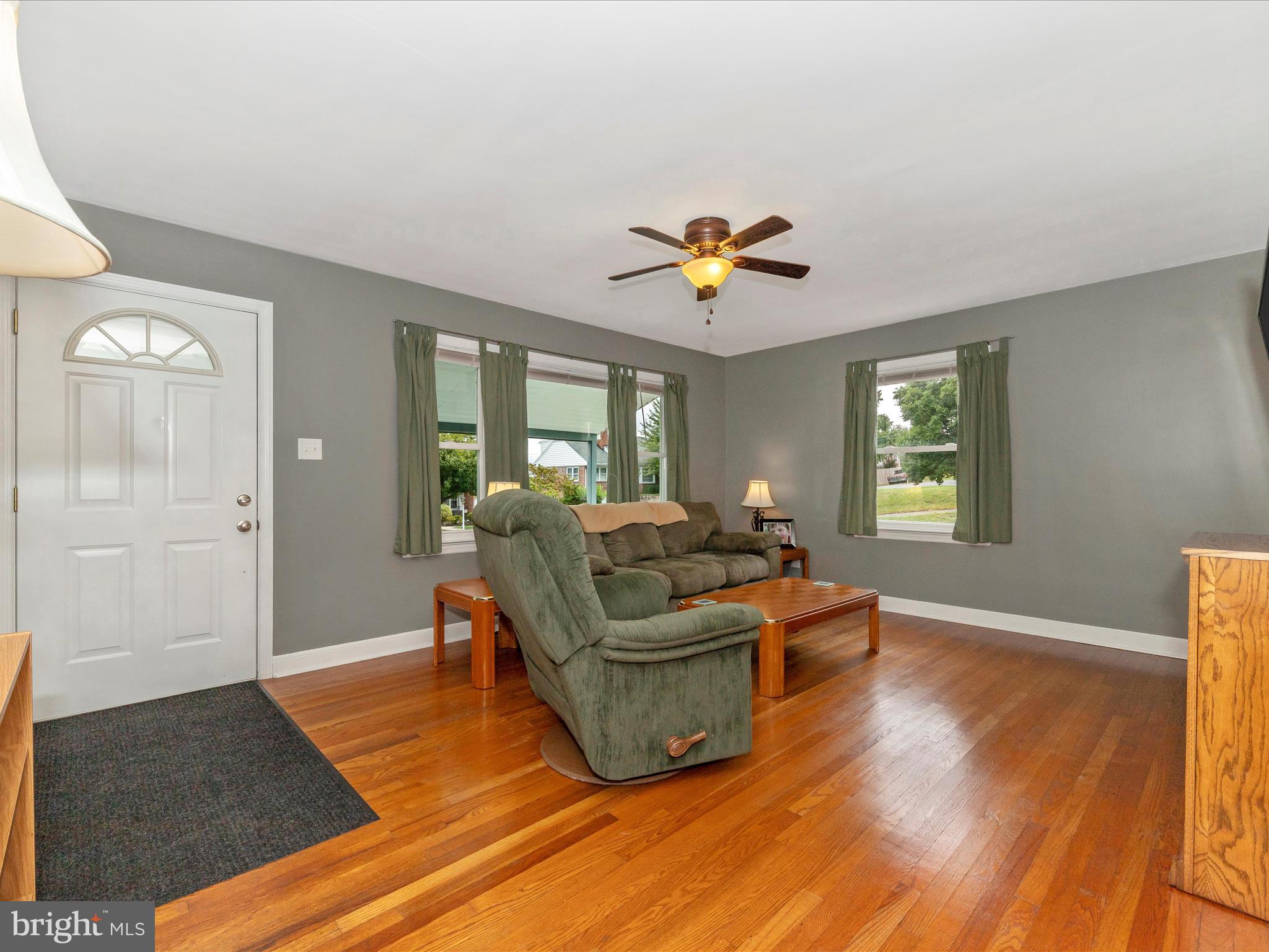 811 Park Road Hagerstown, MD 21740 - Photo 4 of 51 Living Room