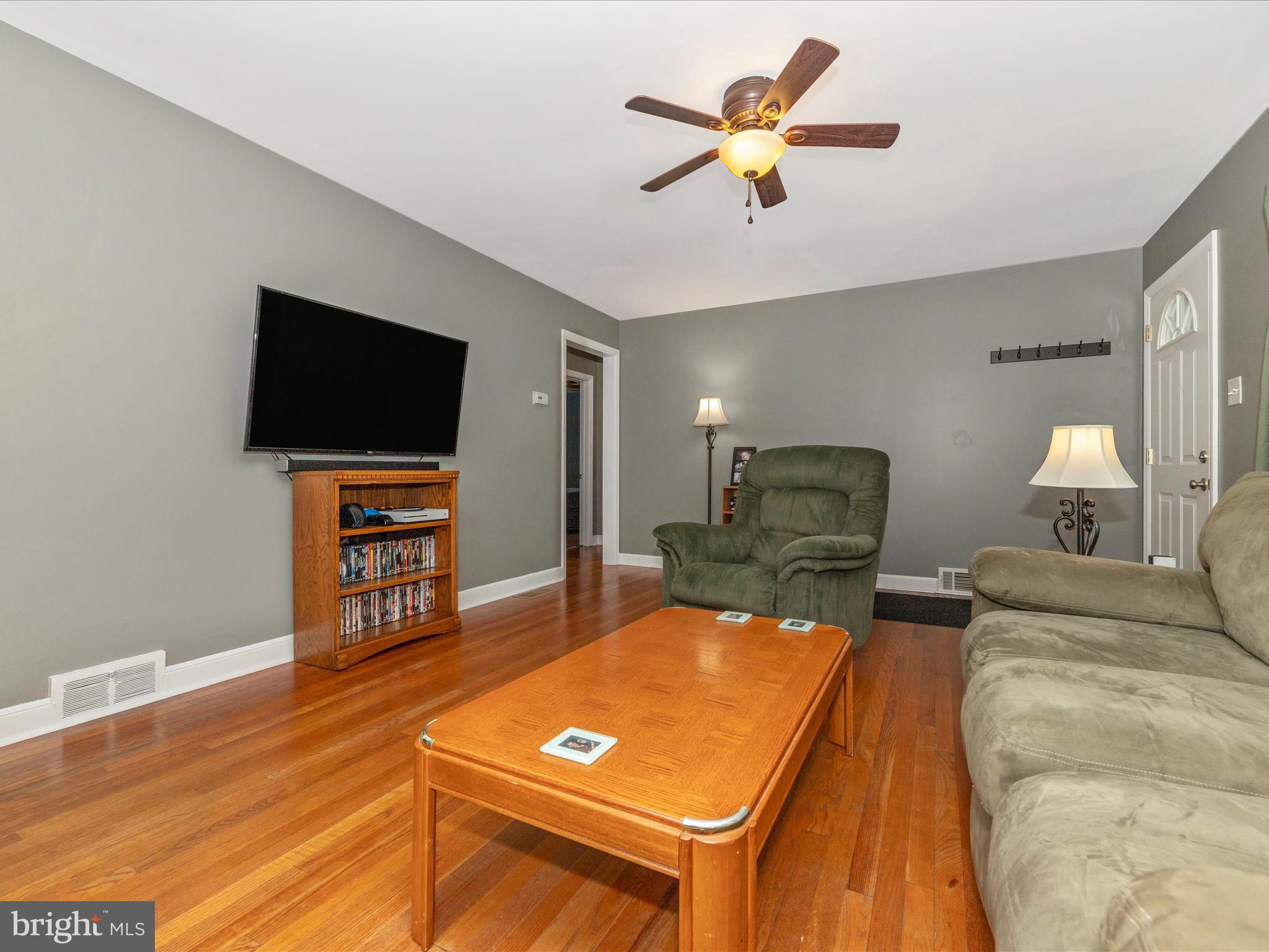 811 Park Road Hagerstown, MD 21740 - Photo 7 of 51 Living Room