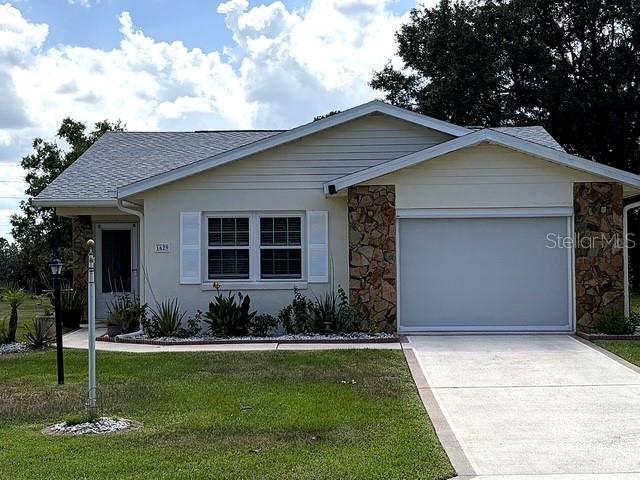 1629 Willow Run Sebring, FL 33872 - Photo 1 of 16 a front view of a house with a garden and plants
