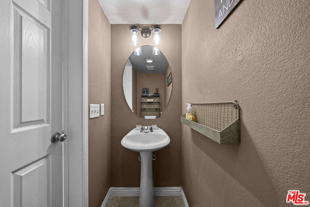 40335 Reata Road Palmdale, CA 93550 - Photo 14 of 37 a bathroom with a sink toilet and a mirror