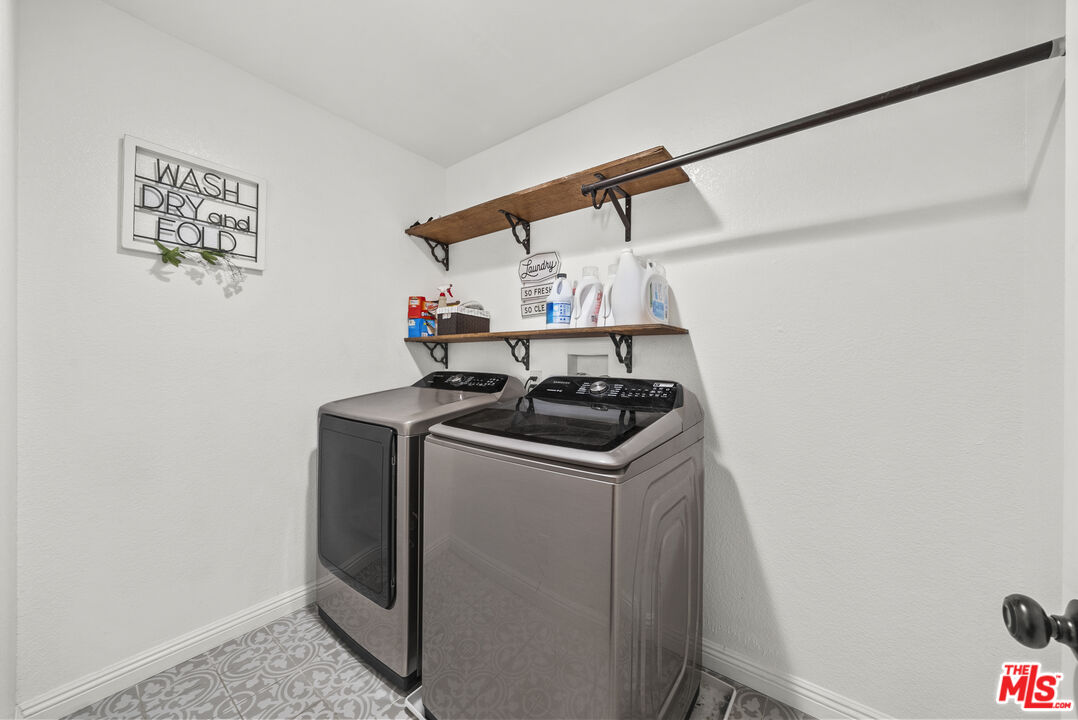 40335 Reata Road Palmdale, CA 93550 - Photo 23 of 37 a utility room with dryer and washer
