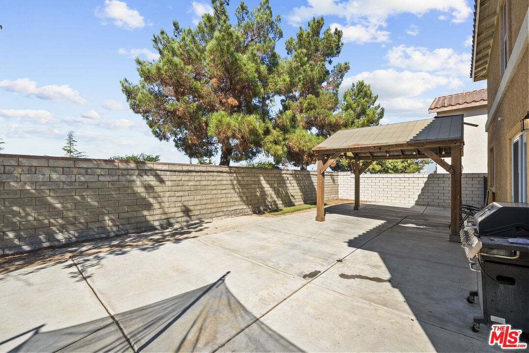 40335 Reata Road Palmdale, CA 93550 - Photo 32 of 37 a view of a backyard