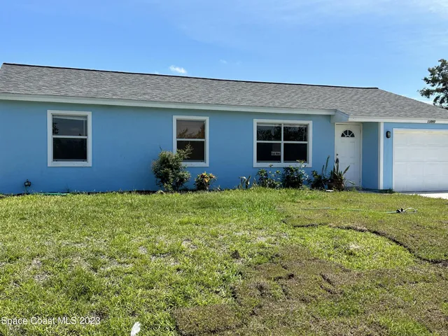 a view of a house with backyard