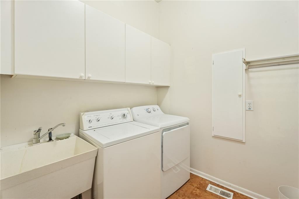 3010 Bluffton Way Roswell, GA 30075 - Photo 8 of 21 a utility room with dryer and washer